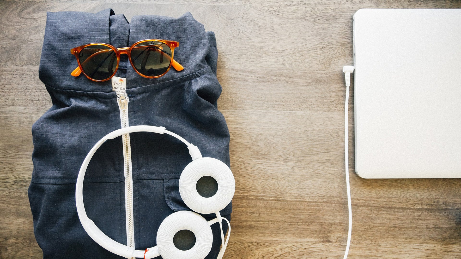 Over closed headphone