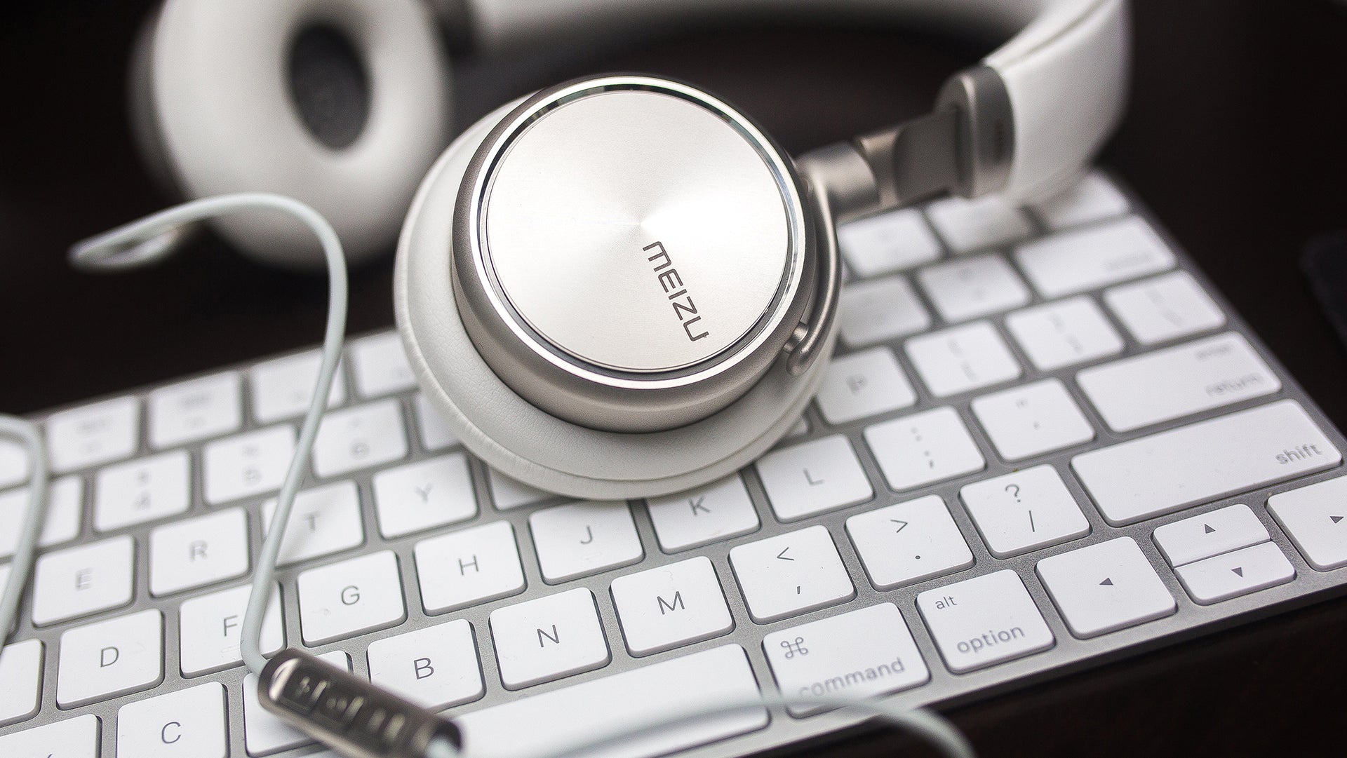 Apple keyboard with headphone